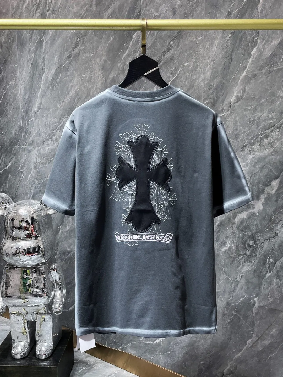 P170 New Chrome Hearts 25ss for summer. High-weight, environmentally friendly and high-quality top-grade fabric. 260g~285g. Short sleeves with Chrome cross and leather printing technology. High version embroidery➕leather version. Counter synchronization. Re-engraved version 1:1. Recommended colors: gray black. Size: S, M, L, XL.